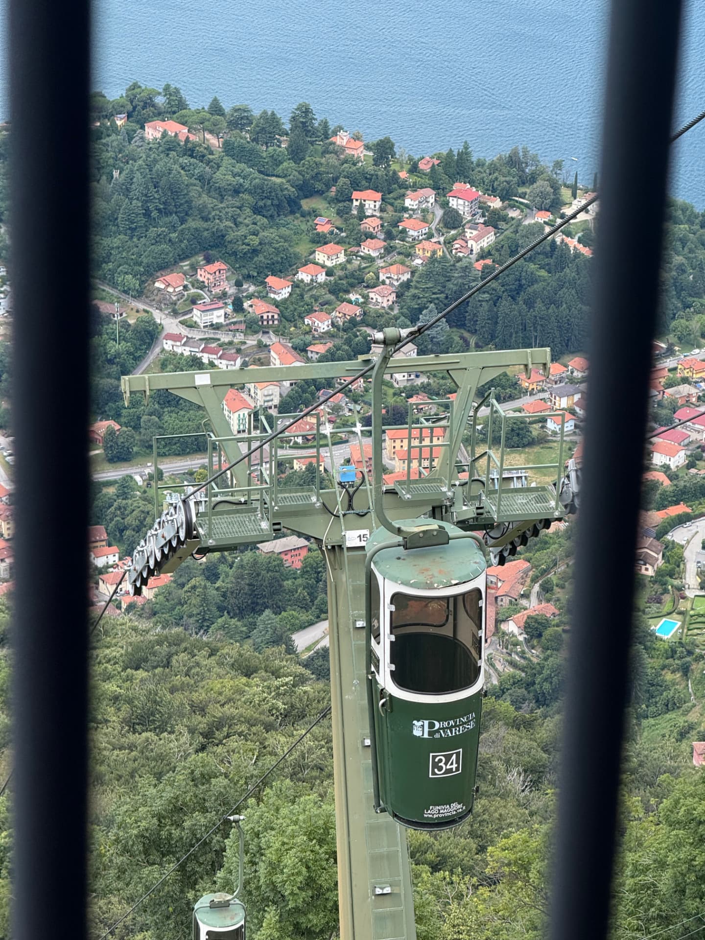 Cabina verde della funivia in salita verso il Sasso del Ferro